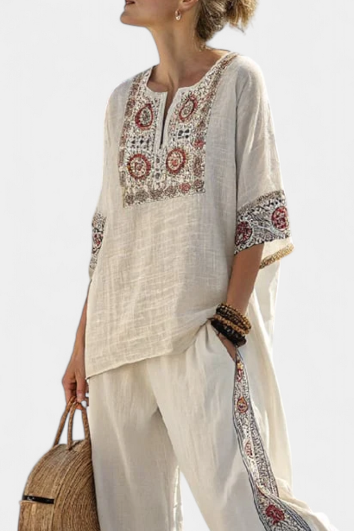 Tiziana – blusa ricamata essenziale e pantaloni larghi